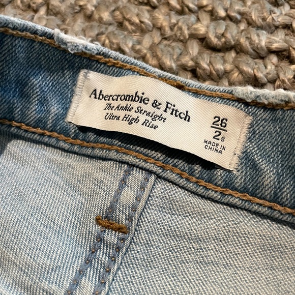[SOLD] Abercrombie and Fitch high rise straight leg ankle short jeans - Picture 4 of 6